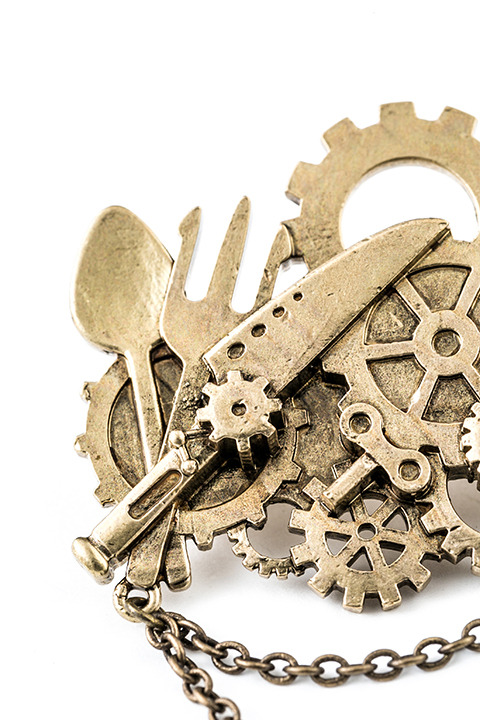 『アイドリッシュセブン』コラボレーション 逢坂壮五モデルブローチ（税別1,980円）(C)アイドリッシュセブン