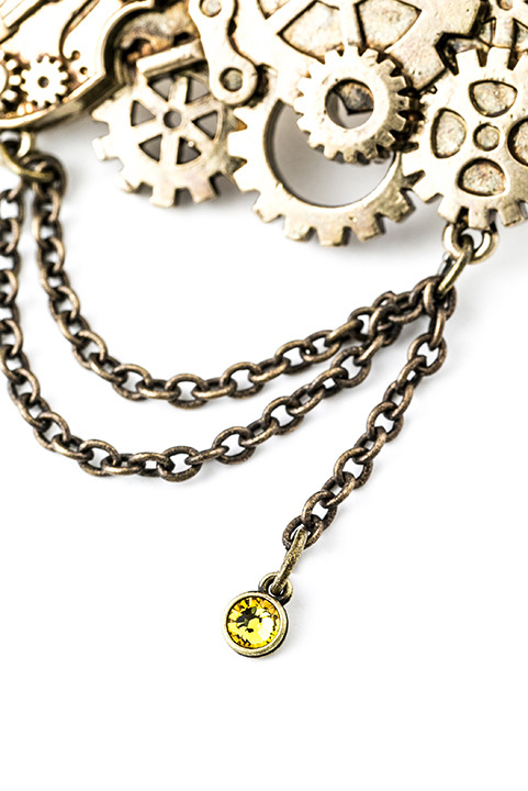 『アイドリッシュセブン』コラボレーション 六弥ナギモデルブローチ（税別1,980円）(C)アイドリッシュセブン