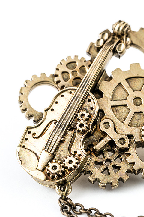 『アイドリッシュセブン』コラボレーション 六弥ナギモデルブローチ（税別1,980円）(C)アイドリッシュセブン