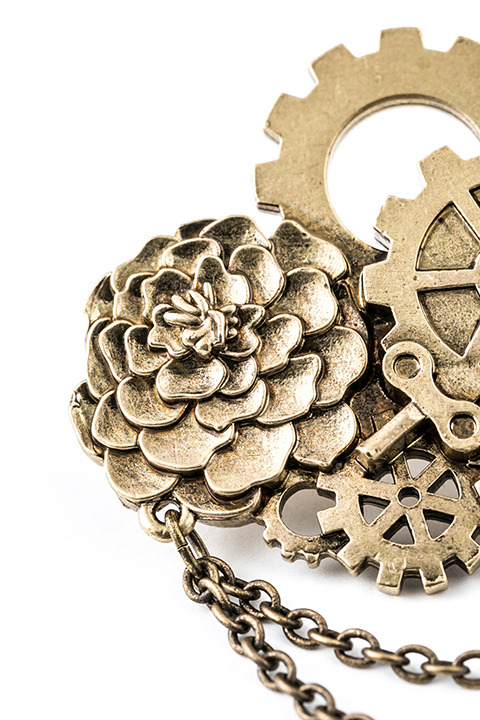 『アイドリッシュセブン』コラボレーション 七瀬陸モデルブローチ（税別1,980円）(C)アイドリッシュセブン