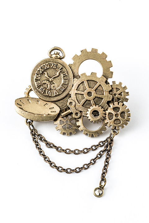 『アイドリッシュセブン』コラボレーション 八乙女楽モデルブローチ（税別1,980円）(C)アイドリッシュセブン