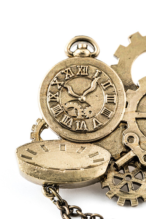 『アイドリッシュセブン』コラボレーション 八乙女楽モデルブローチ（税別1,980円）(C)アイドリッシュセブン