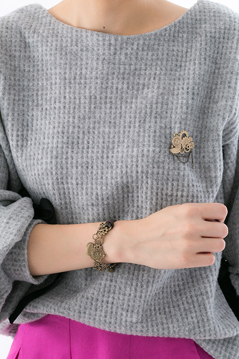 『アイドリッシュセブン』コラボレーション 八乙女楽モデル着用（ブレスレット&ブローチ）(C)アイドリッシュセブン