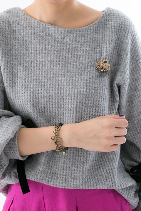 『アイドリッシュセブン』コラボレーション 九条天モデル着用（ブレスレット&ブローチ）(C)アイドリッシュセブン