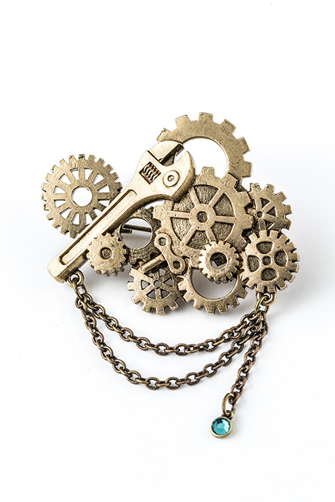 『アイドリッシュセブン』コラボレーション 十龍之介モデルブローチ（税別1,980円）(C)アイドリッシュセブン