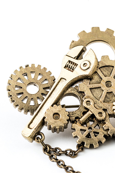 『アイドリッシュセブン』コラボレーション 十龍之介モデルブローチ（税別1,980円）(C)アイドリッシュセブン