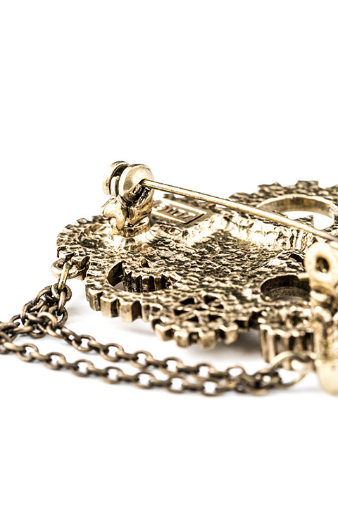 『アイドリッシュセブン』コラボレーション 十龍之介モデルブローチ（税別1,980円）(C)アイドリッシュセブン