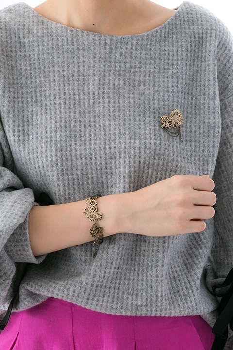 『アイドリッシュセブン』コラボレーション 十龍之介モデル着用（ブレスレット&ブローチ）(C)アイドリッシュセブン