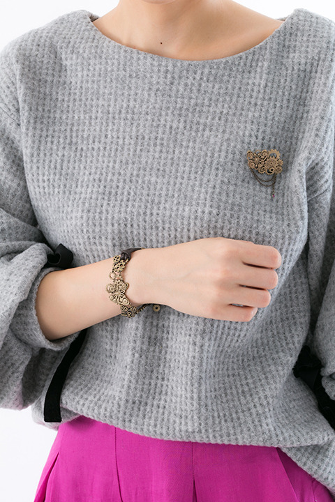 『アイドリッシュセブン』コラボレーション 百モデル着用（ブレスレット&ブローチ）(C)アイドリッシュセブン