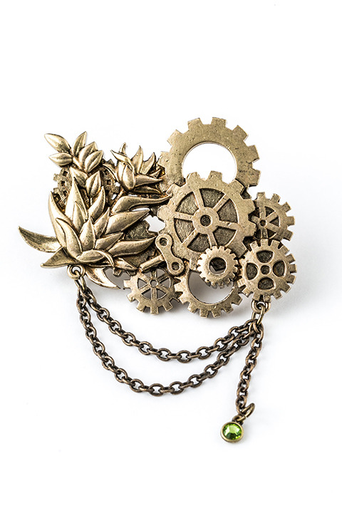 『アイドリッシュセブン』コラボレーション 千モデルブローチ（税別1,980円）(C)アイドリッシュセブン