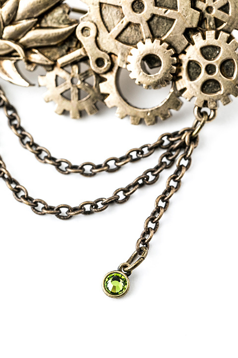 『アイドリッシュセブン』コラボレーション 千モデルブローチ（税別1,980円）(C)アイドリッシュセブン