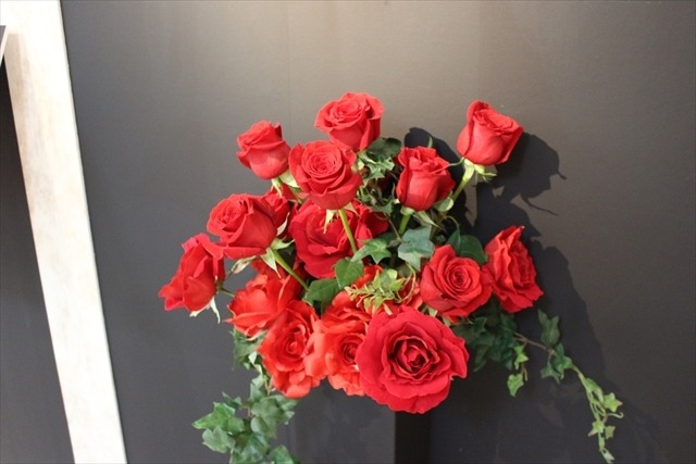 「少女革命ウテナ」原画など450点並ぶ記念展、薔薇に囲まれた撮影スポットなど全てが華麗