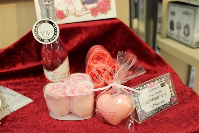 「少女革命ウテナ」原画など450点並ぶ記念展、薔薇に囲まれた撮影スポットなど全てが華麗