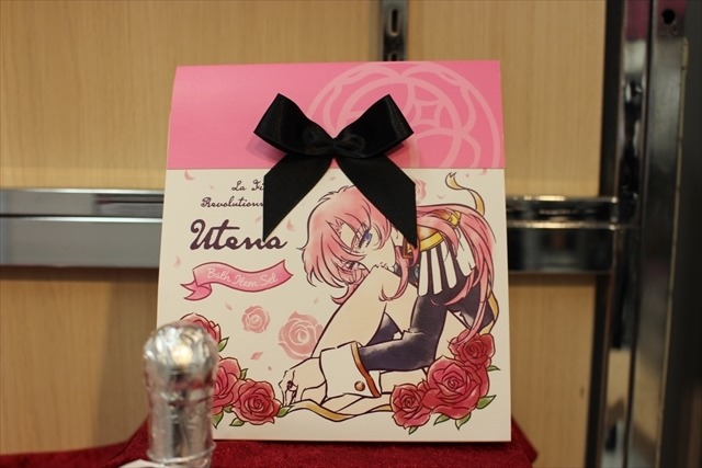 「少女革命ウテナ」原画など450点並ぶ記念展、薔薇に囲まれた撮影スポットなど全てが華麗