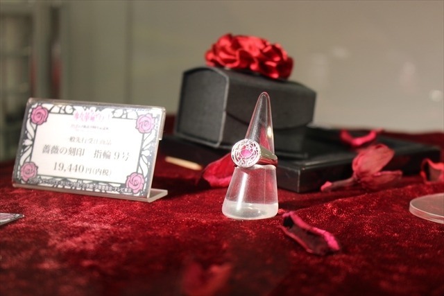 「少女革命ウテナ」原画など450点並ぶ記念展、薔薇に囲まれた撮影スポットなど全てが華麗