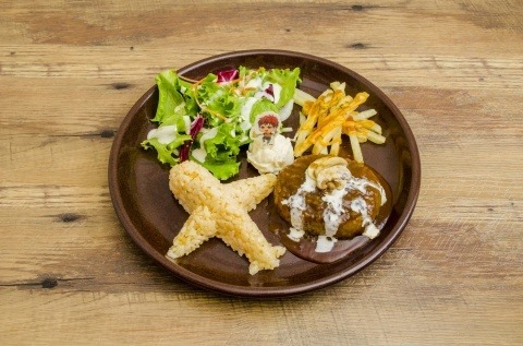 火神大我のアメリカンハンバーグプレート 1,200 円（税込）(C)藤巻忠俊／集英社・劇場版「黒子のバスケ」製作委員会