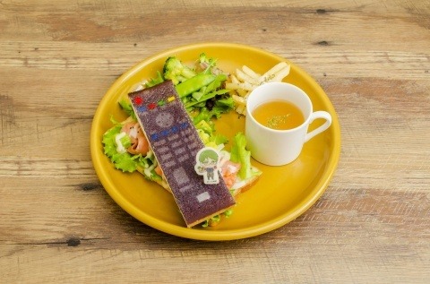 緑間真太郎のリモコン型サンド 1,200円（税込）(C)藤巻忠俊／集英社・劇場版「黒子のバスケ」製作委員会