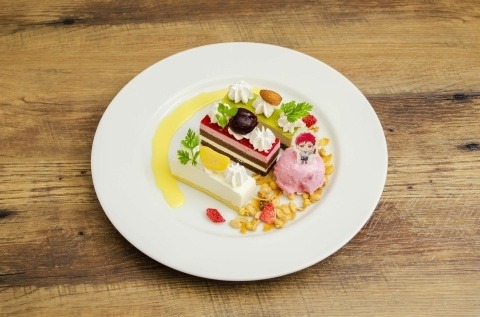 赤司家のアフタヌーンティーセット 1,200 円（税込）(C)藤巻忠俊／集英社・劇場版「黒子のバスケ」製作委員会