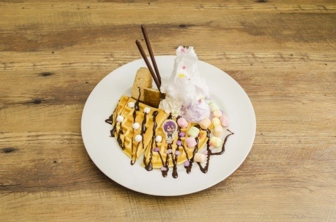 紫原敦のお菓子いっぱいワッフルプレート 1,200 円（税込）(C)藤巻忠俊／集英社・劇場版「黒子のバスケ」製作委員会