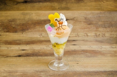 テツヤ 2号パフェ 900 円（税込）(C)藤巻忠俊／集英社・劇場版「黒子のバスケ」製作委員会