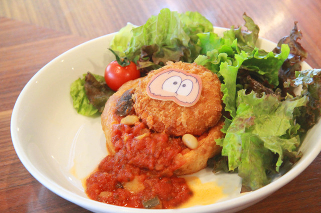 おそ松のマグマあふれるチキントマト煮込みパイ（価格：1,500円）(C)赤塚不二夫／おそ松さん製作委員会