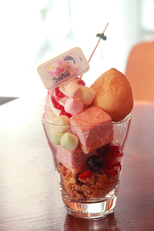 トド松のうん・エライよ、トッティ！素直でかわいい子！！トッティー！！パフェ（価格：1,100円）(C)赤塚不二夫／おそ松さん製作委員会