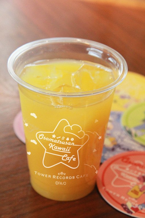 松野ブラザーズのちゃんとしたドリンク（価格：700円）(C)赤塚不二夫／おそ松さん製作委員会