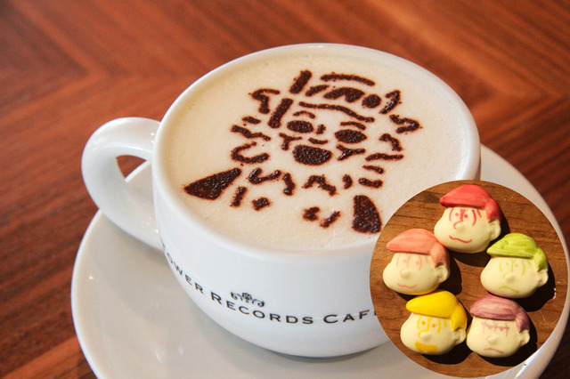 サマー仮面ラテ（6つ子マシュマロ付 ※ランダム）（価格：850円）(C)赤塚不二夫／おそ松さん製作委員会