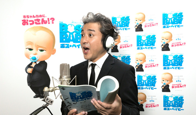 『ボス・ベイビー』ムロツヨシ アフレコ写真(C)2017 DreamWorks Animation LLC. All Rights Reserved.