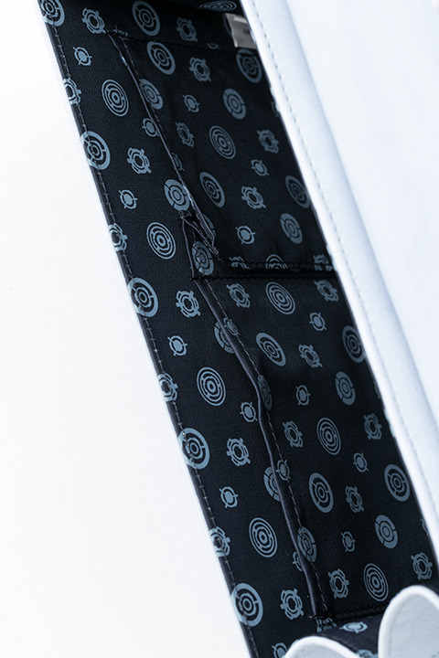 『血界戦線 & BEYOND』コラボレーション ショルダーバッグ レオナルド・ウォッチ モデル 12,800円（税別）(C)2017 内藤泰弘／集英社・血界戦線 & BEYOND製作委員会