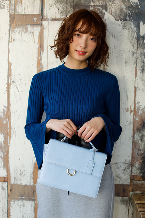 『血界戦線 & BEYOND』コラボレーション ショルダーバッグ レオナルド・ウォッチ モデル 12,800円（税別）着用イメージ(C)2017 内藤泰弘／集英社・血界戦線 & BEYOND製作委員会