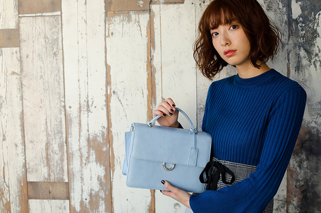 『血界戦線 & BEYOND』コラボレーション ショルダーバッグ レオナルド・ウォッチ モデル 12,800円（税別）着用イメージ(C)2017 内藤泰弘／集英社・血界戦線 & BEYOND製作委員会