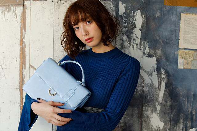 『血界戦線 & BEYOND』コラボレーション ショルダーバッグ レオナルド・ウォッチ モデル 12,800円（税別）着用イメージ(C)2017 内藤泰弘／集英社・血界戦線 & BEYOND製作委員会