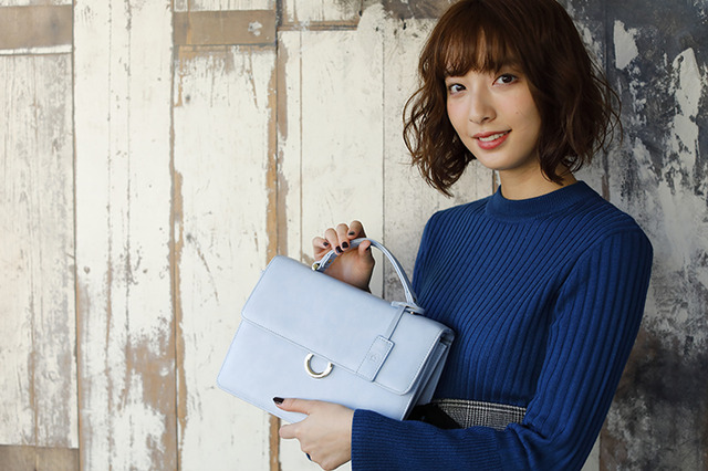 『血界戦線 & BEYOND』コラボレーション ショルダーバッグ レオナルド・ウォッチ モデル 12,800円（税別）着用イメージ(C)2017 内藤泰弘／集英社・血界戦線 & BEYOND製作委員会