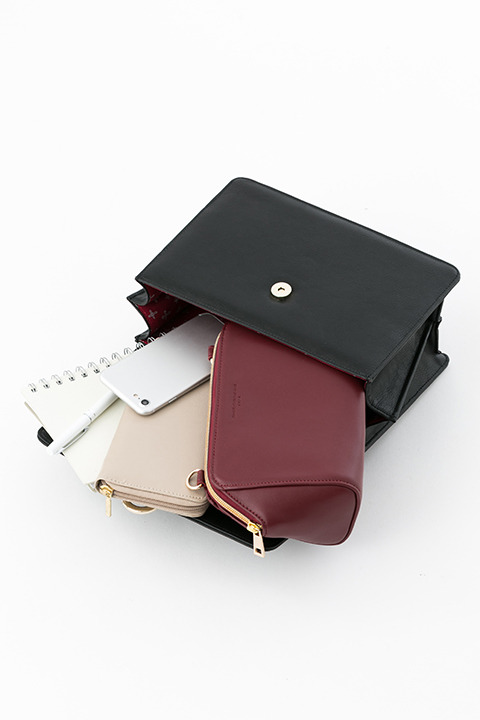 『血界戦線 & BEYOND』コラボレーション ショルダーバッグ クラウス・V・ラインヘルツ モデル 12,800円（税別）(C)2017 内藤泰弘／集英社・血界戦線 & BEYOND製作委員会