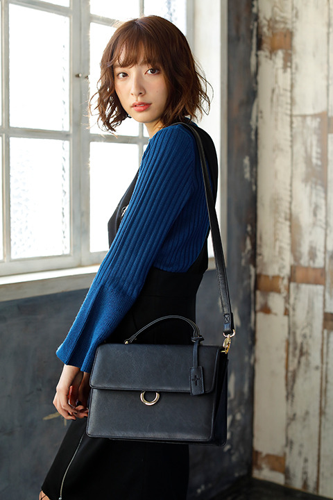 『血界戦線 & BEYOND』コラボレーション ショルダーバッグ クラウス・V・ラインヘルツ モデル 12,800円（税別）着用イメージ(C)2017 内藤泰弘／集英社・血界戦線 & BEYOND製作委員会