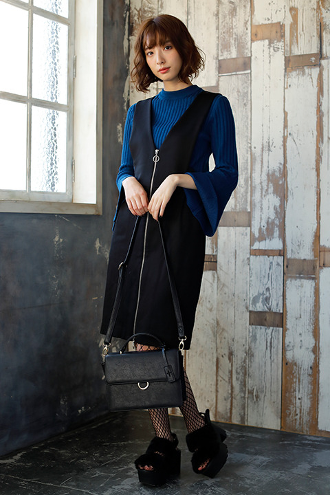 『血界戦線 & BEYOND』コラボレーション ショルダーバッグ クラウス・V・ラインヘルツ モデル 12,800円（税別）着用イメージ(C)2017 内藤泰弘／集英社・血界戦線 & BEYOND製作委員会