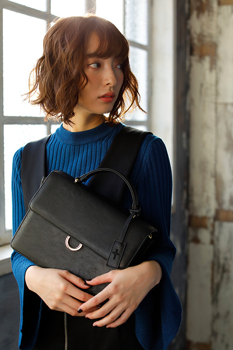 『血界戦線 & BEYOND』コラボレーション ショルダーバッグ クラウス・V・ラインヘルツ モデル 12,800円（税別）着用イメージ(C)2017 内藤泰弘／集英社・血界戦線 & BEYOND製作委員会