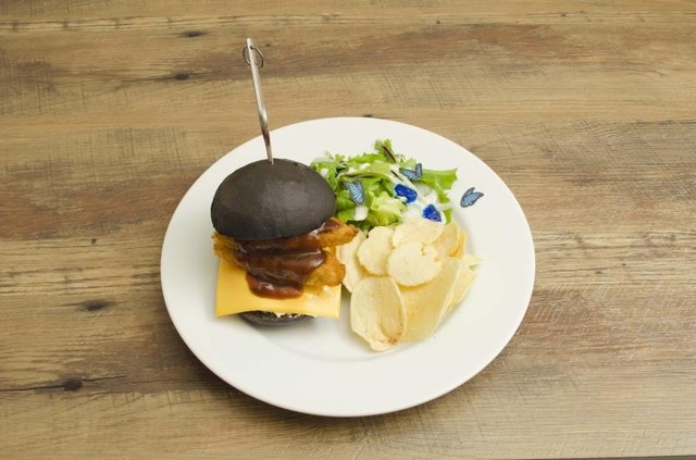 「アラフィフの悪巧み フィッシュバーガー＆チップス」1,200円（税込）(C)TYPE-MOON / FGO PROJECT