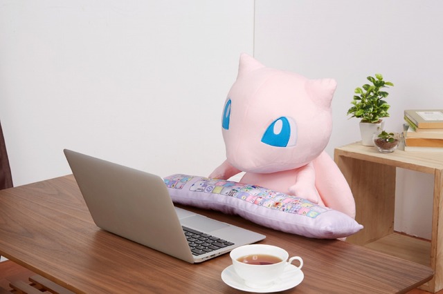 「ポケットモンスター PCクッション ミュウ」5,616円（税込／送料・手数料別途）(C)Nintendo・Creatures・GAME FREAK・TV Tokyo・ShoPro・JR Kikaku(C)Pokemon