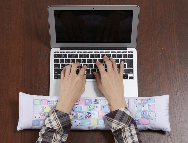 「アームレスト」5,616円（税込／送料・手数料別途）(C)Nintendo・Creatures・GAME FREAK・TV Tokyo・ShoPro・JR Kikaku(C)Pokemon