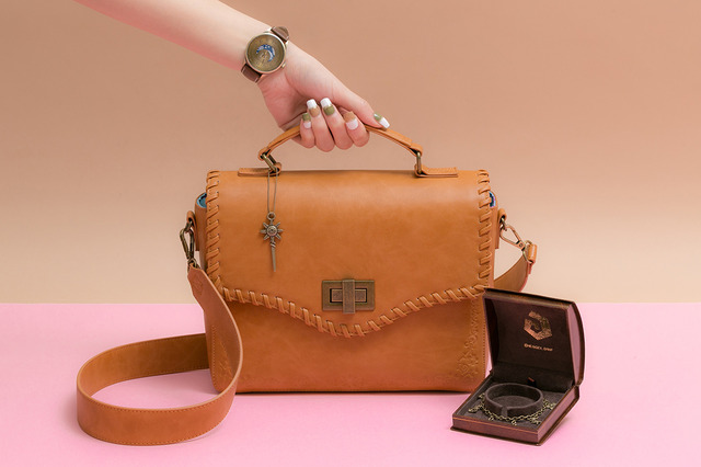 「『魔法陣グルグル』コラボレーション 腕時計＆バッグ＆ブレスレット」(C)衛藤ヒロユキ／SQUARE