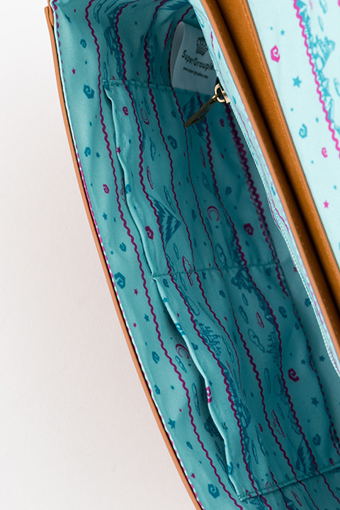 「『魔法陣グルグル』コラボレーション バッグ」12,800円(税抜)(C)衛藤ヒロユキ／SQUARE