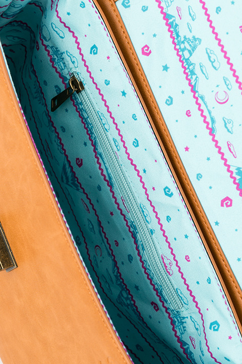 「『魔法陣グルグル』コラボレーション バッグ」12,800円(税抜)(C)衛藤ヒロユキ／SQUARE