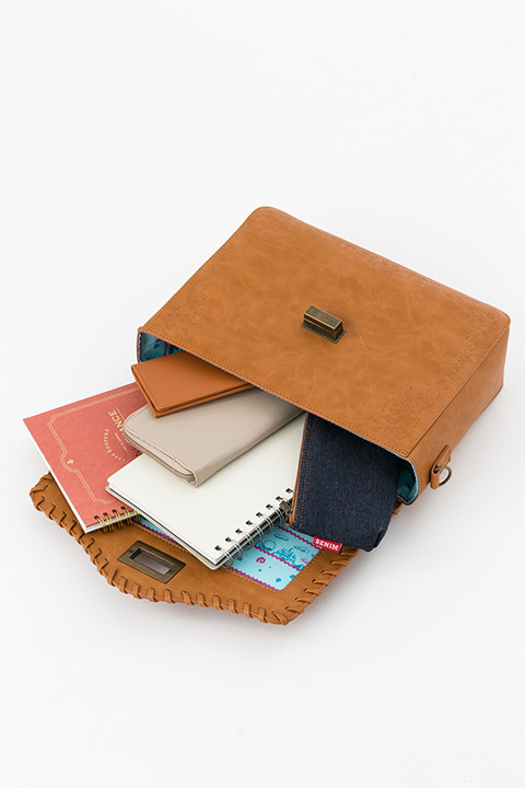 「『魔法陣グルグル』コラボレーション バッグ」12,800円(税抜)(C)衛藤ヒロユキ／SQUARE