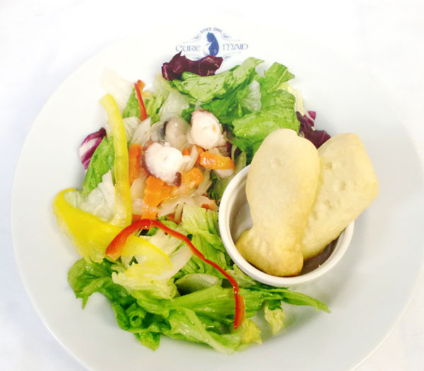 レーション＆サラダセット700＋税(C) つくみず・新潮社／「少女終末旅行」製作委員会