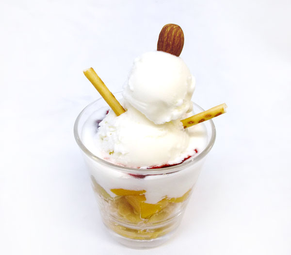 雪玉のパフェ700＋税(C) つくみず・新潮社／「少女終末旅行」製作委員会