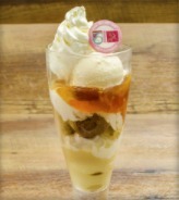 「聖グロリアーナ女学院＆プラウダ高校のミルクティーパフェ（復刻版）」1,000円（税込）(C)GIRLS und PANZER Finale Projekt (C)SEGA