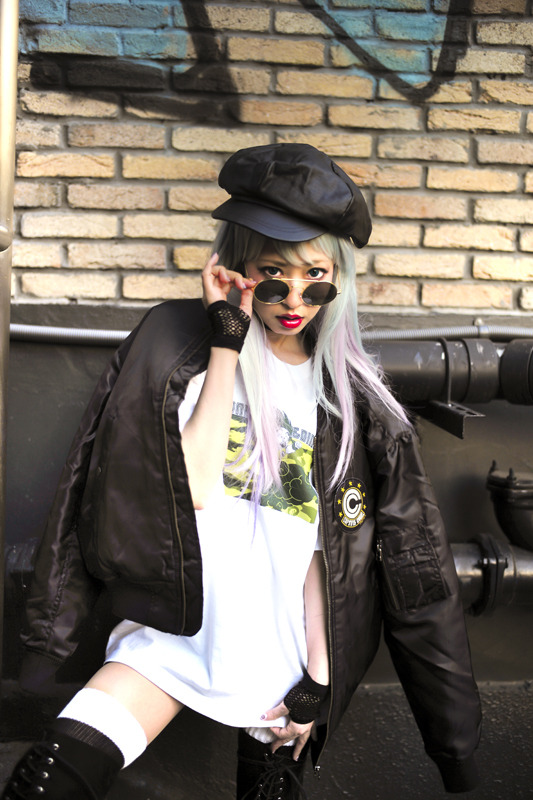 「ドラゴンボールカフェ＆ダイナー」カプセルコーポレーション限定MA-1 (黒/カーキ) 15,800円(税別)、神龍迷彩Tシャツ(悟空)  (白/ブラック)　3,000円(税別)(C)バードスタジオ／集英社・フジテレビ・東映アニメーション