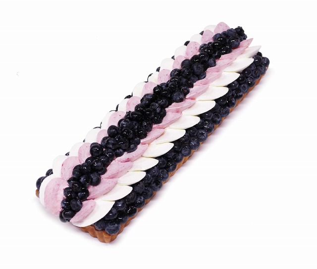 「京都伏見高校のケーキ～御堂筋くんぶっちぎり！ブルーベリーのケーキ～」ドリンク付1200円（税抜）(C)渡辺航（週刊少年チャンピオン）／弱虫ペダル03製作委員会